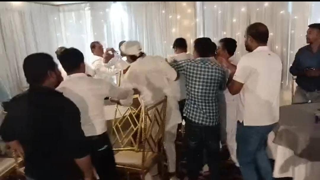 प्रेस कॉन्फ्रेंस हुआ रद्द तो मुकेश सहनी की पार्टी के कार्यकर्ताओं के बीच जमकर हुई मारपीट, देखिए Video 