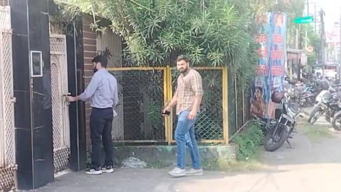 BREAKING: धनबाद के चर्चित कोयला व्यापारी के घर जीएसटी का छापा, दस्तावेजों की जांच कर रही टीम