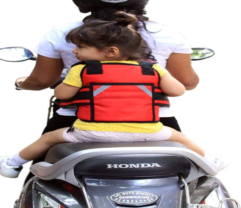 अब 4 साल से कम उम्र के बच्चों को बाइक पर बैठने पर लगाना होगा हेलमेट, सरकार ने बनाए नए नियम