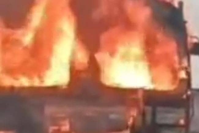 Dhanbad: कोयला लोड ट्रक अचानक धू -धू कर जलने लगा, फिर क्या हुआ आगे, पढ़िए