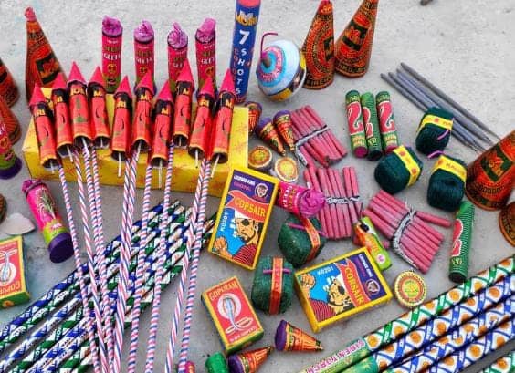 इस बार पटाखों में मुर्गा छाप खरीदने के लिए लोगों में क्यों मची है होड़ , जानिए इसकी खासियत