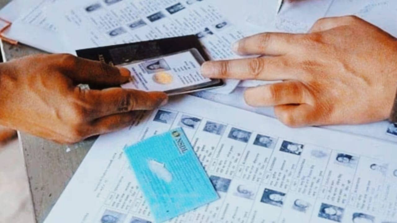 वोटर आईडी में उम्र से जुड़े दस्तावेजों में छेड़छाड़ पर निर्वाचन आयोग सख्त, साइबर कैफे और प्रज्ञा केंद्रों पर कार्रवाई के निर्देश