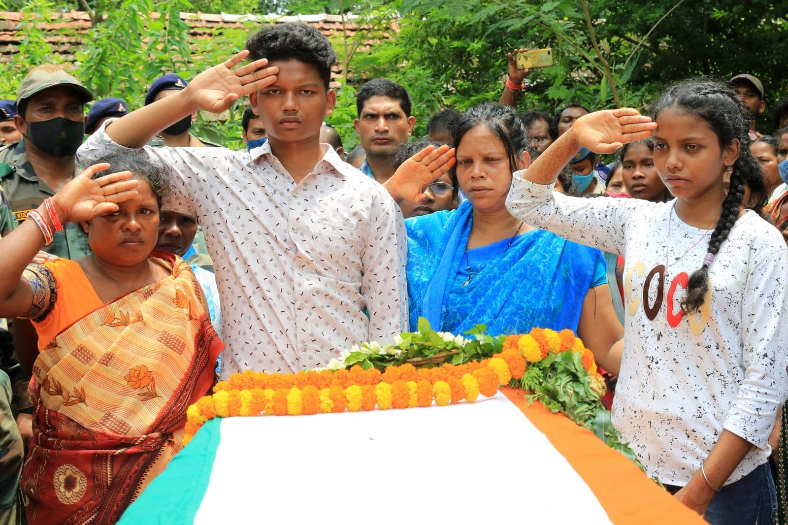 कारगिल युद्ध के नायक मनोहर कुंकल को पूर्वी सिंहभूम के दोकट्ठा गांव में दी गई विदाई