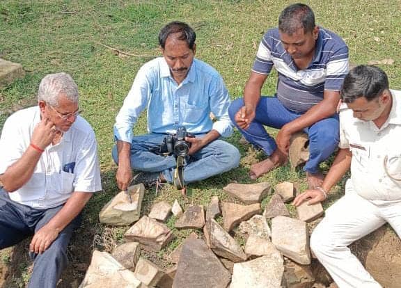 पाकुड़ के हिरणपुर वन क्षेत्र में मिला करोड़ों वर्ष पुराना पत्ता जीवाश्म, इलाके में बना चर्चा का विषय 