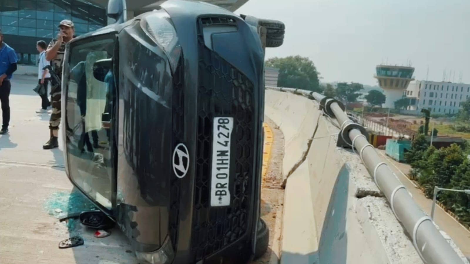 पटना में तेज रफ्तार का कहर, एयरपोर्ट के पास डिवाइडर से टकराकर पलटी कार