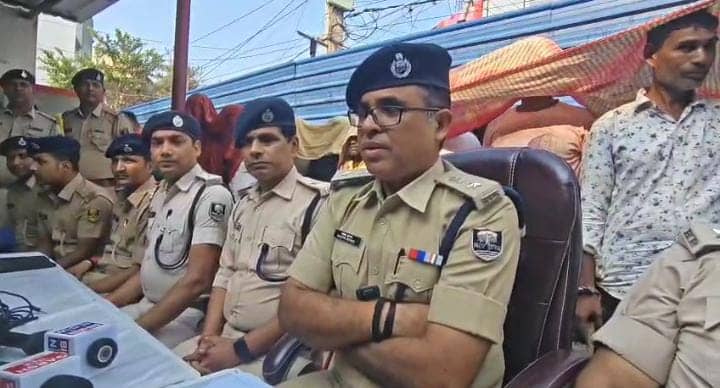 बाढ़ पुलिस को मिली बड़ी सफलता, समकालिन अभियान के तहत विभिन्न थाना से 110 लोग गिरफ्तार