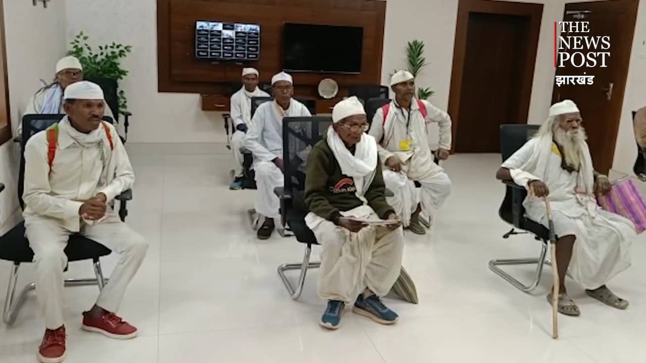 हाथ में तिरंगा लेकर डीसी ऑफिस पहुंचे टाना भगत,  गांधी के अनुयायियों की यह है मांग