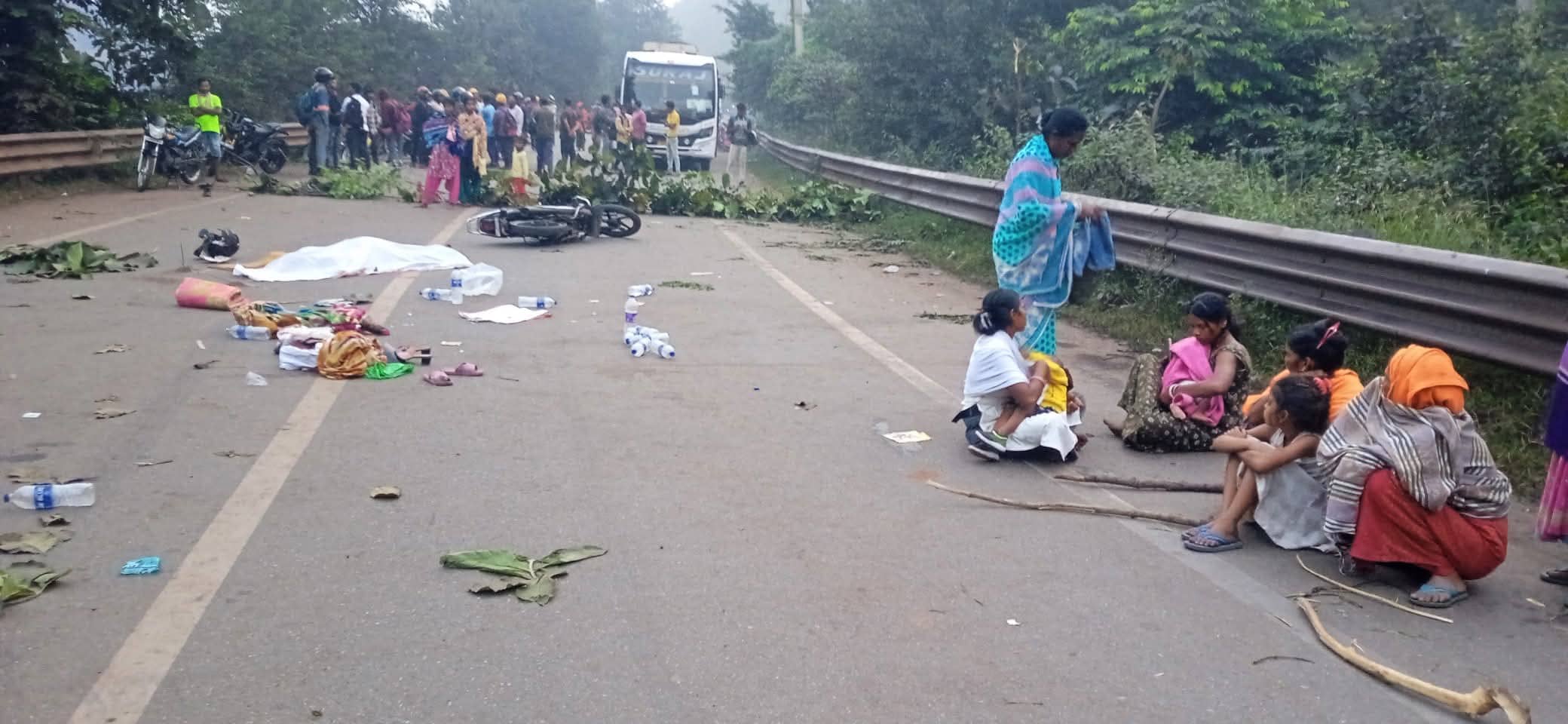 सरायकेला: 12 घंटे से सड़क पर पड़ी लाश, परिजन मुआवजे की मांग पर अड़े,थाना प्रभारी पर लगाया ये आरोप