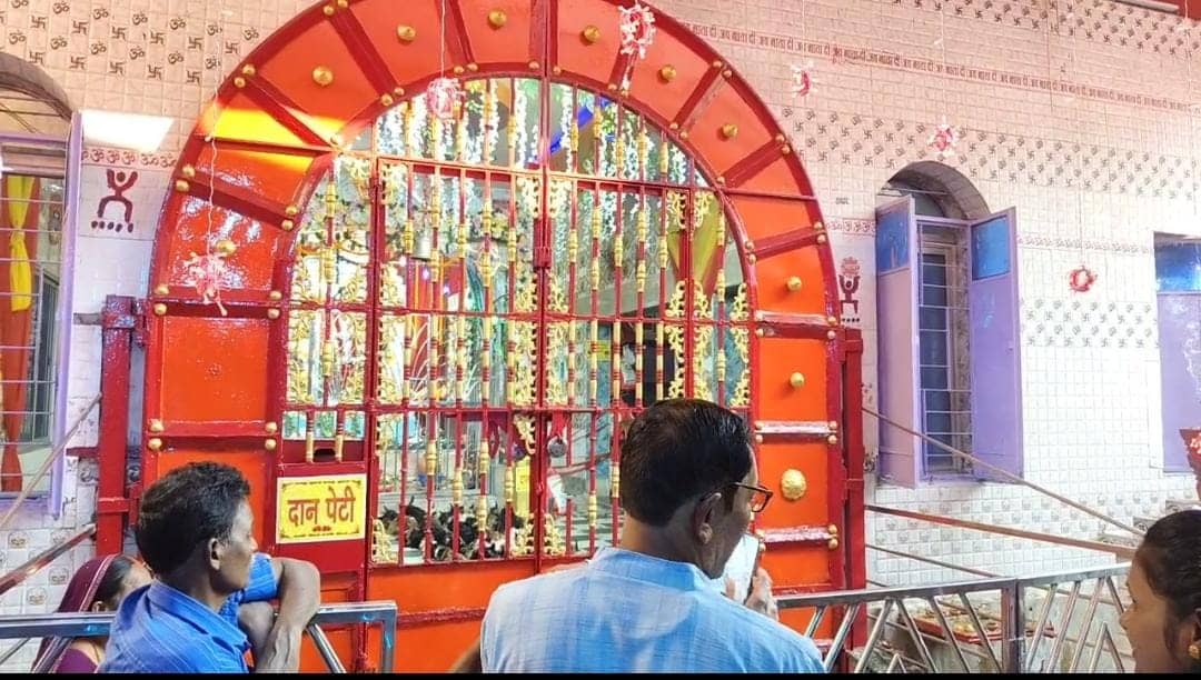 धनबाद: 252 वर्ष पुराने ऐतिहासिक काली मंदिर की है अनोखी परम्परा, यहां सैकड़ो की संख्या में दी जाती है बकरों की बलि