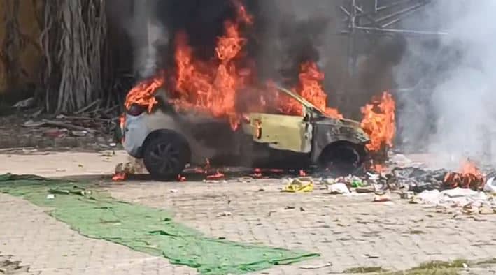 BREAKING: जमशेदपुर में खड़ी कार में अचानक लगी आग, कुछ ही मिनटों में गाड़ी जलकर राख, देखें VIDEO