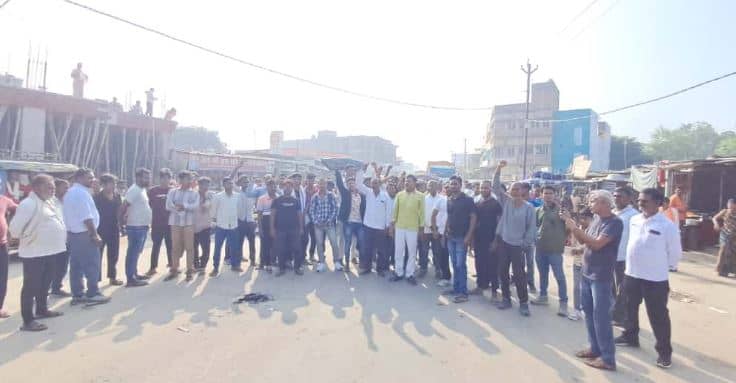 हुसैनाबाद के निजी अस्पताल में ऑपरेशन के दौरान काट दी महिला की आंत, इलाज के क्रम में मौत, जपला-छतरपुर मुख्य सड़क पर जाम