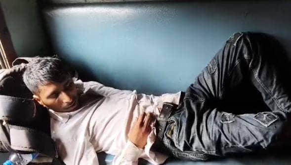 ट्रेन की बोगी में बेहोश मिला युवक, यात्रियों की सूझबूझ से बची जान, पढ़ें धनबाद का हैरान करनेवाला मामला   