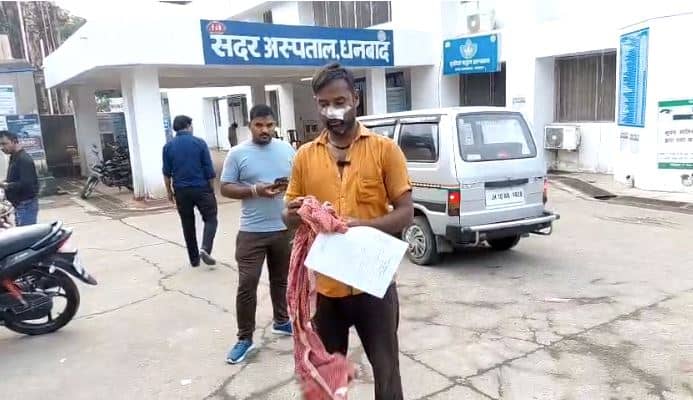 धनबाद में बवाल ! गाड़ी खड़ा करने व गोलगप्पे खाने को लेकर मॉल के सिक्युरिटी गार्डों ने युवक की नाक तोड़ी