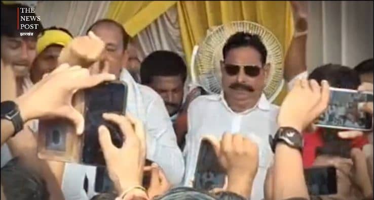 ...और देखते ही देखते ढह गया छोटे सरकार का मंच, ‘धड़ाम’ से गिर पड़े बाहुबली अनंत सिंह, देखें VIDEO