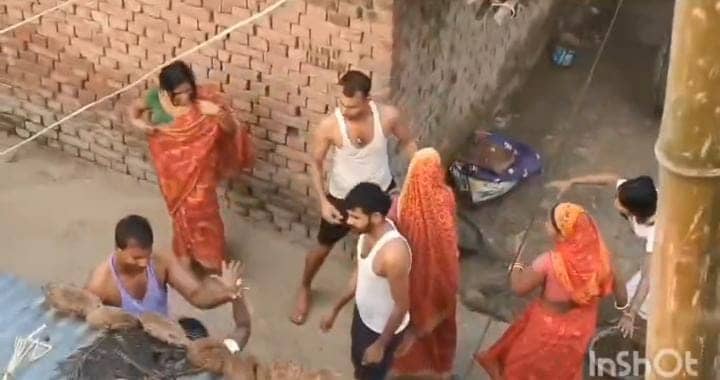 ये कैसी मर्दानगी ! दो सगी बहनों को बाल पकड़कर सड़क पर पिटते रहे युवक और तमासबिन बने रहें लोग,देखें-VIDEO