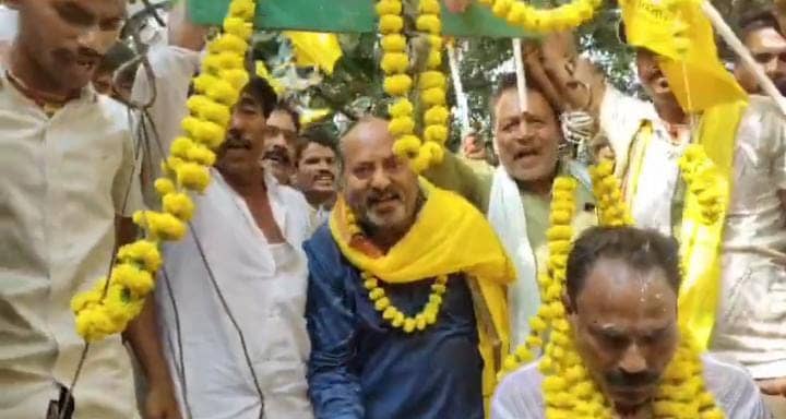 जनता का आशीर्वाद या शो ऑफ का तरीका ! जन सुराज प्रत्याशी को दूध से नहलाया, फिर लड्डू से तोला, देखने के लिए उमड़ी भीड़