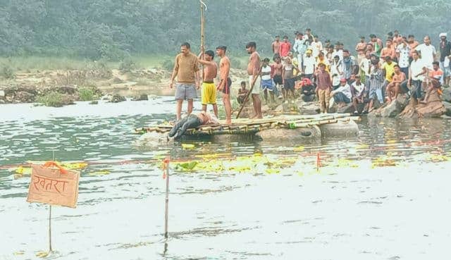 सरायकेला: छठ घाट हादसे में दूसरा शव बरामद, तीसरे की तलाश जारी, गहरे पानी में जाने से हुआ था हादसा