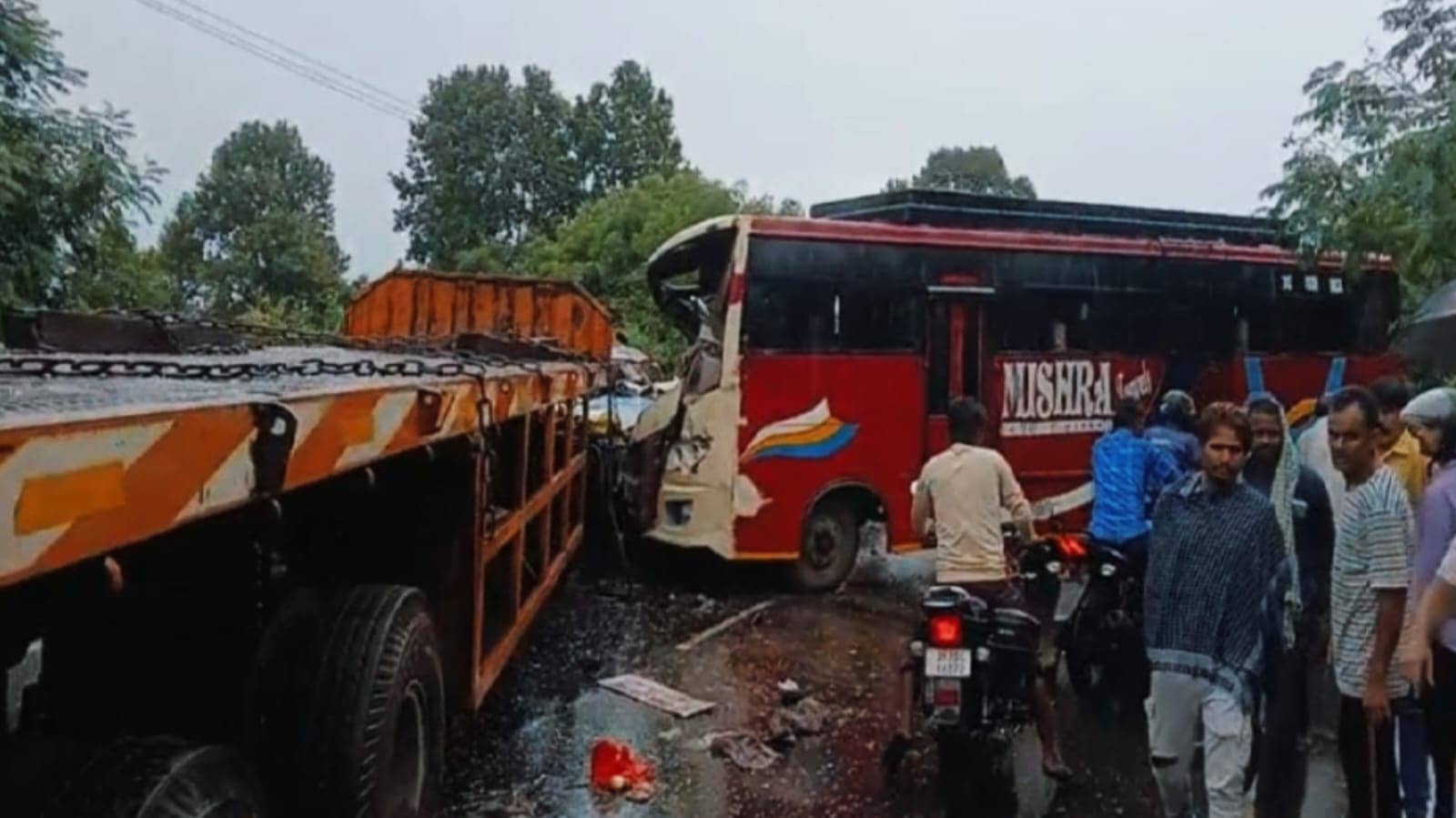 धनबाद में भीषण सड़क हादसा! बस और ट्रेलर की टक्कर से मचा हड़कंप, कई यात्री घायल