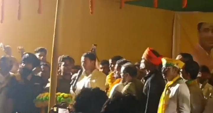 किस्मत ने क्या दिन दिखलाये ! चुनाव प्रचार करने पहुंचे तेज प्रताप को राजद के कार्यकर्ताओं ने खदेड़ा, तेजस्वी यादव जिंदाबाद के लगे नारे