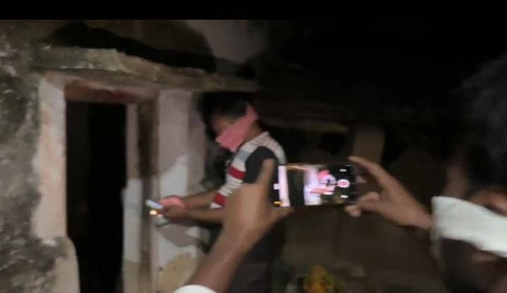 कई दिन से घर में बंद थे मां और बेटा, जब पहुंची पुलिस तो खौफनाक मंजर देख उड़ गए होश, पढ़ें धनबाद का हैरान करने वाला मामला