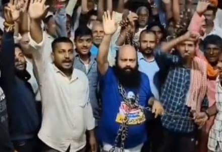 ये क्या तरीका है भाई! गले से पैर तक जंजीर में जकड़ा शरीर, शिवहर में निर्दलीय प्रत्याशी का अनोखा प्रचार