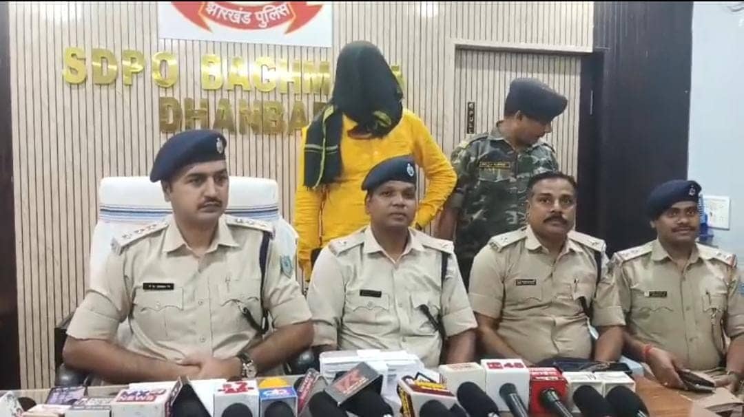 धनबाद: मुखिया पति पर फायरिंग मामले में फरार आरोपी विश्वजीत चक्रवर्ती गिरफ्तार, पिस्टल और दो जिंदा गोली बरामद