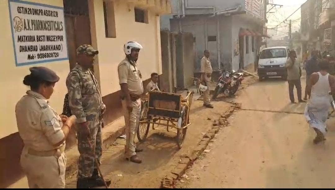 वासेपुर में धनबाद पुलिस का छापा, प्रिंस खान के गुर्गों को दबोचने पहुंची है पुलिस