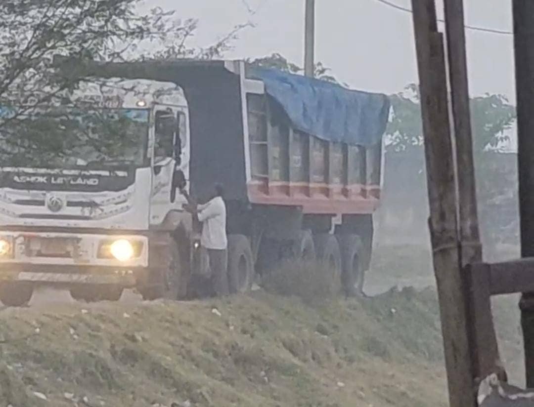 पाकुड़ का दुल्मी चेकपोस्ट बना अवैध वसूली का अड्डा,उप मुखिया ने डीसी से की कार्रवाई  की मांग