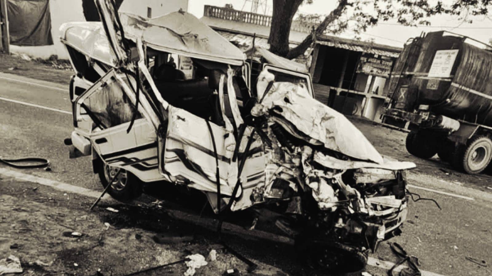 खूंटी-सिमडेगा रोड पर दर्दनाक हादसा : टैंकर से बोलेरो की टक्कर में दो की जान गई, पांच घायल