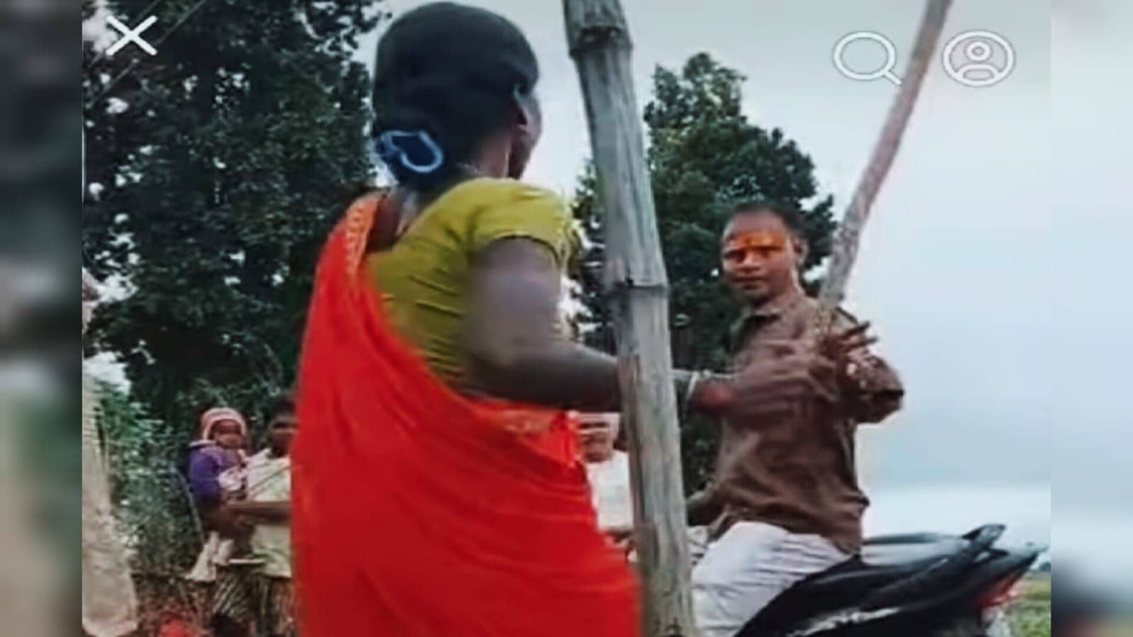 KYC के नाम पर युवक ने ठगे 10 हजार रुपये, फिर महिलाओं ने चखा दिया ऐसा मजा की जान बचाकर भागा जालसाज, देखिए वायरल वीडियो