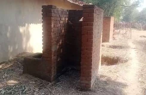 कागजों पर ही बना शौचालय, ग्रामीण अब भी खुले में शौच को मजबूर