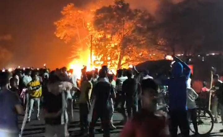 पाकुड़ के चाचकी गांव में लगी भीषण आग, पटसन कुछ ही मिनटों में जलकर राख, इलाके में मचा हड़कंप