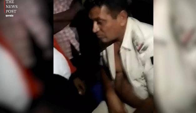 ये करेंगे बिहार की रक्षा ! नशे में धुत होकर जांच करने पहुंचा दरोगा, तो लोगों ने दौड़-दौड़कर पीटा, देखिए-VIDEO