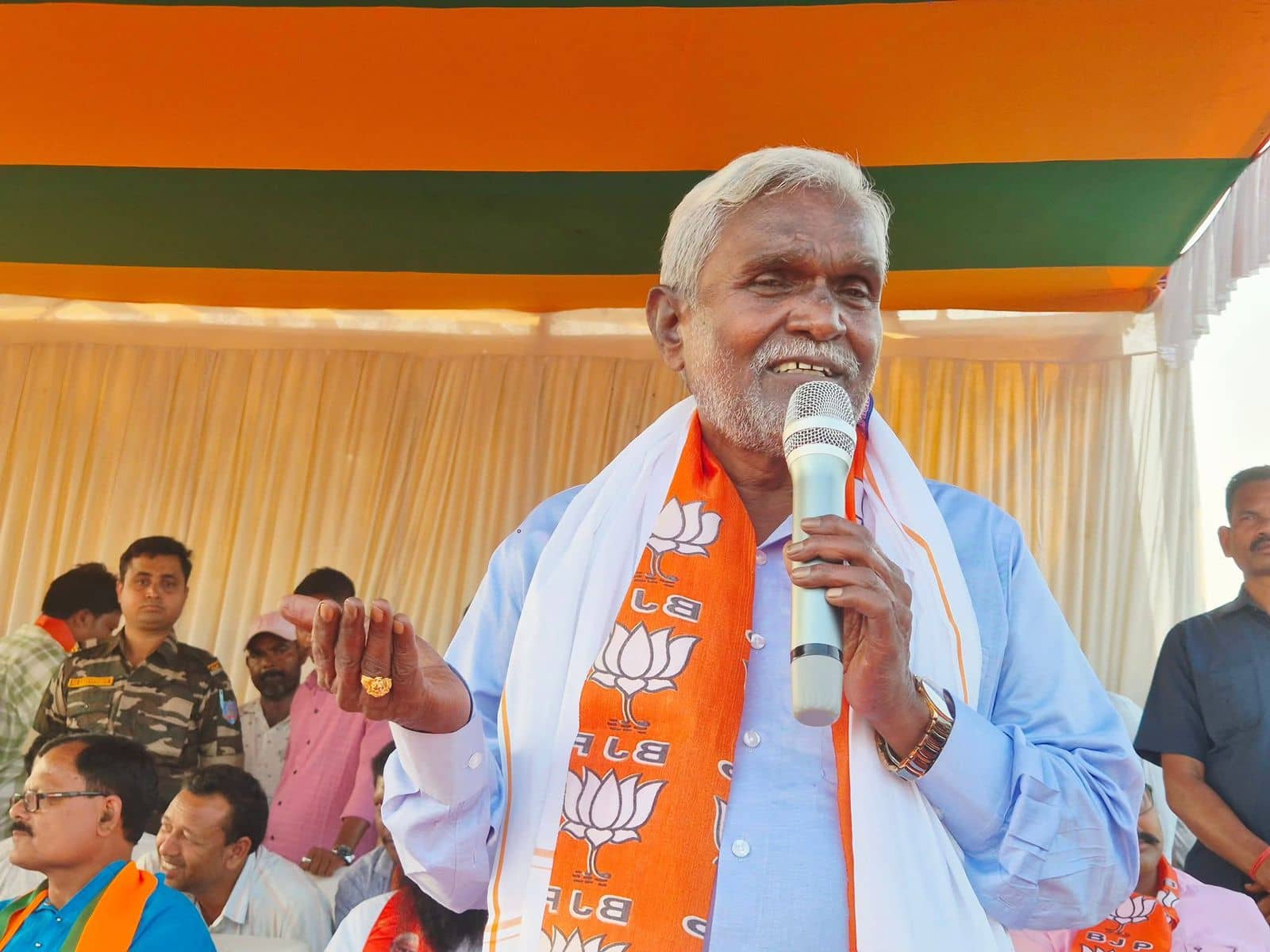 56 विधायकों के सामने हेमंत ने कर दिया बेइज्जत! भावुक हो गए चंपाई,कैमरे पर आंख से निकला आंसू