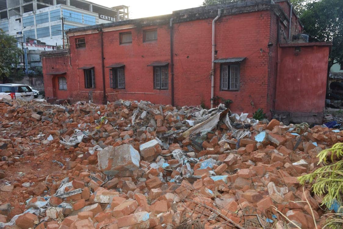 अंग्रेज निर्मित 102 साल पुरानी लाल बिल्डिंग का मिट रहा अस्तित्व