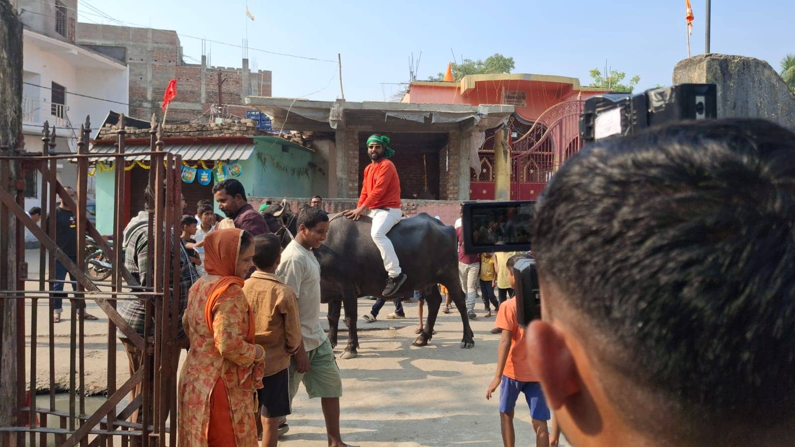 जियो हो बिहार के लाला...वोट देने अनोखे अंदाज में पहुंचा युवक, तो देखते रह गये लोग, देखिए- VIDEO