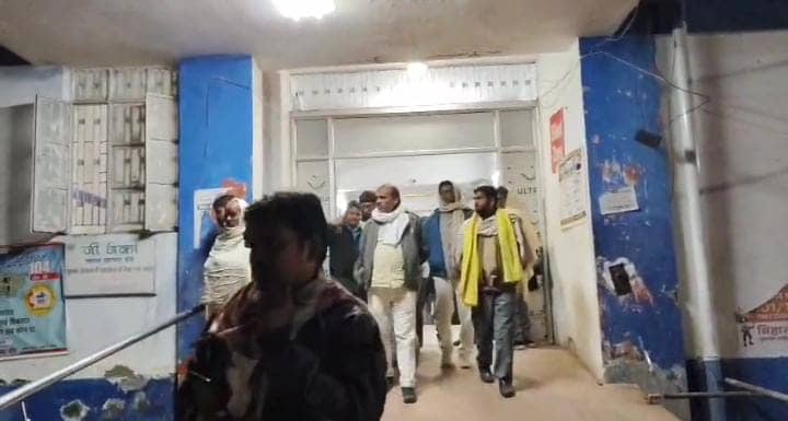 ये कैसी जिद्द है यार....मोबाइल फोन नहीं मिलने पर महिला ने तीन बच्चों के साथ खाया जहर, पढ़े फिर क्या हुआ