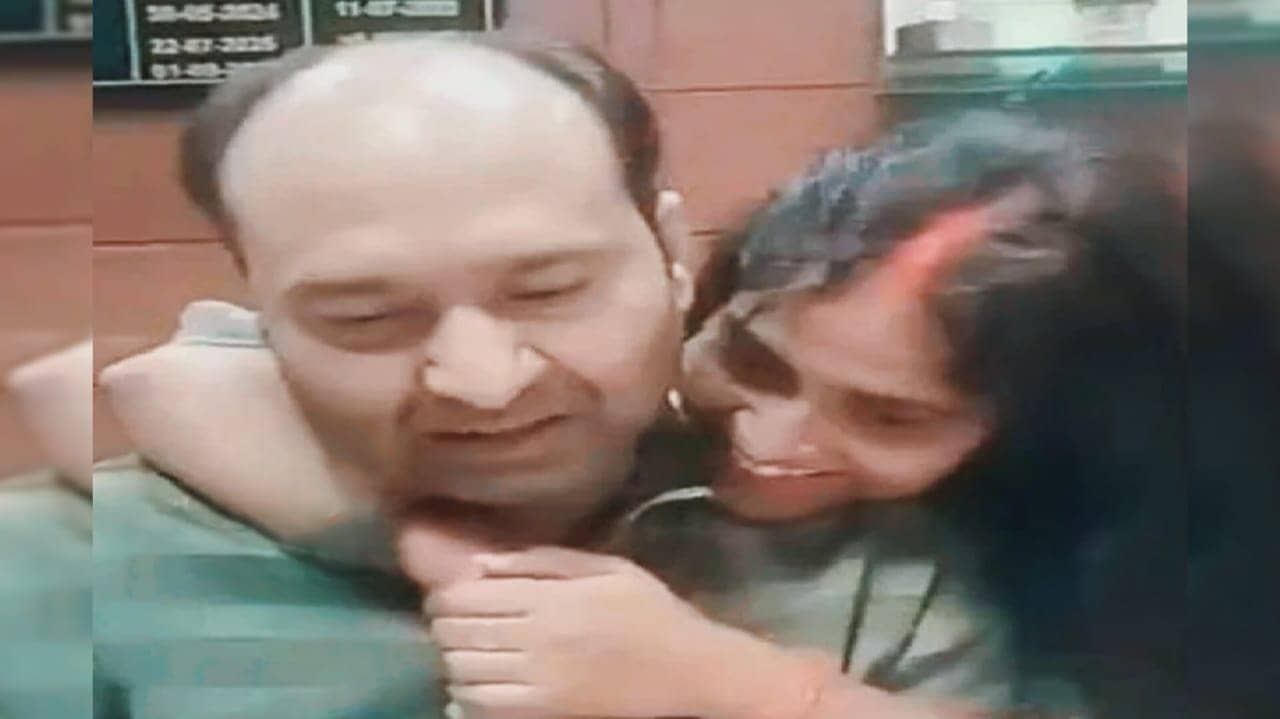 सरकारी बैंक में घुसी लड़की ने मैनेजर की गाल पर कर दिया किस, पूरा स्टाफ रह गया सन्न, वीडियो देखकर आप रह जाएंगे दंग!