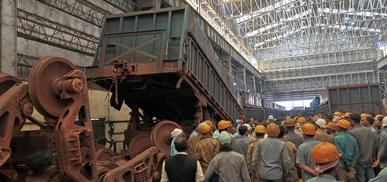 आदित्यपुर रेलवे यार्ड में बड़ा हादसा: तेज रफ्तार मालगाड़ी ने दीवार तोड़ी, खड़ी ट्रेन से जा टकराई
