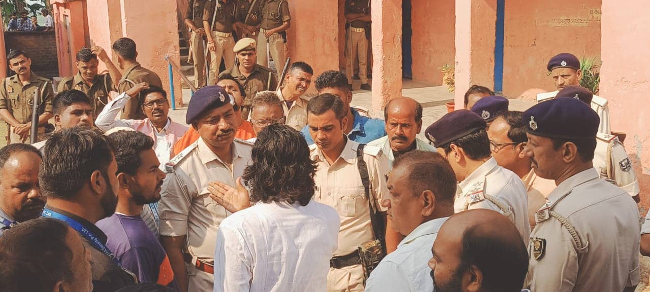 खेला हो गया क्या ! मोतिहारी के सुगौली में VVPAT पर्चियों का बंडल बरामद होने से हड़कंप, जांच की मांग कर धरने पर बैठे उम्मीदवार