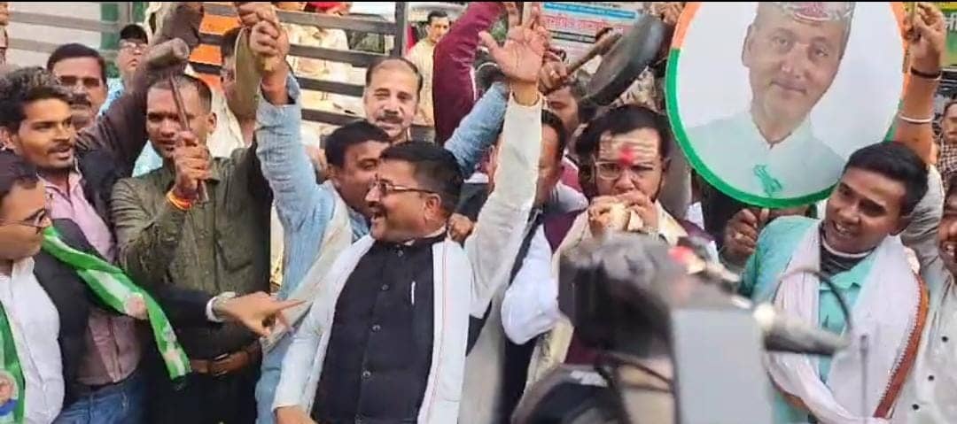 जदयू कार्यालय में जश्न की तैयारी तेज, बढ़त देखते ही कार्यकर्ताओं ने बजाए शंख, फोड़े पटाखे