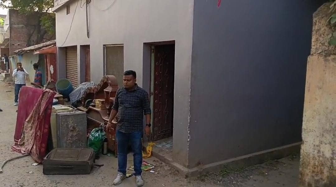 गैंगस्टर प्रिंस खान गैंग के खिलाफ पुलिस की कार्रवाई, गुर्गे सैफ अब्बास के घर की कुर्की जब्ती