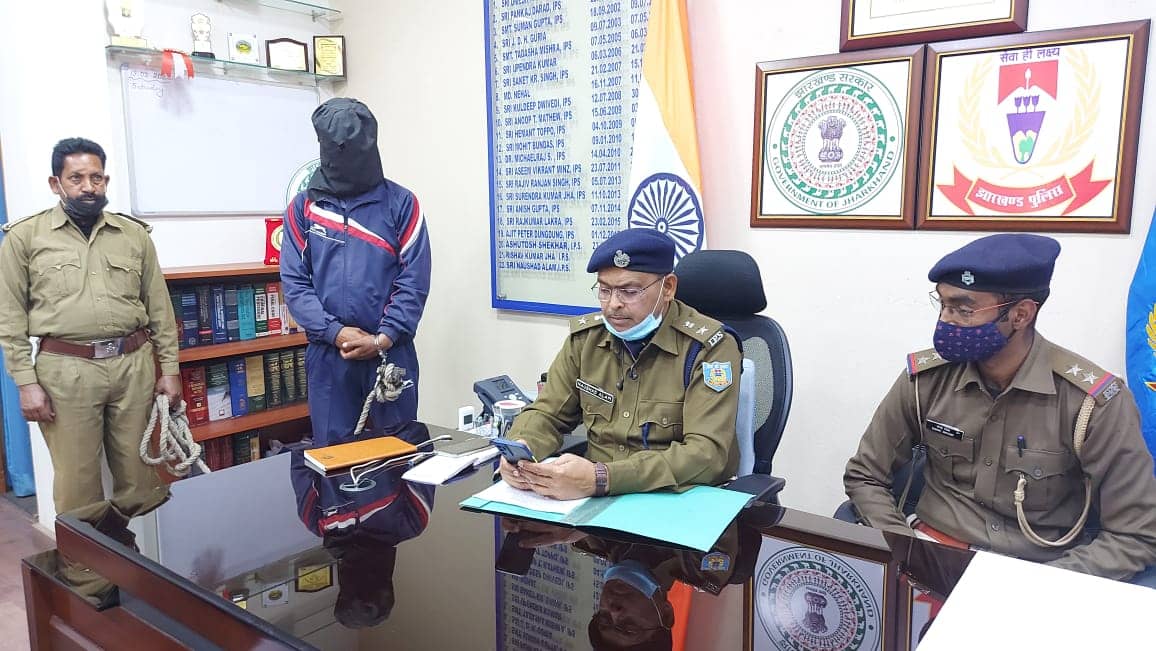 तालाब निर्माण कार्य में लगी पोकलेन और हाइवा को जलाने के आरोप में TPC का  एक उग्रवादी  गिरफ्तार