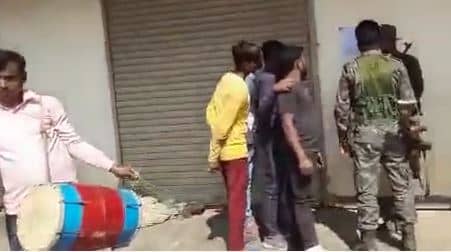 25 लाख इनामी टीपीसी उग्रवादी के  घर पर पुलिस ने डुगडुगी बजाकर चिपकाया नोटिस, सरेंडर करो, नहीं तो होगी कुर्की जब्ती