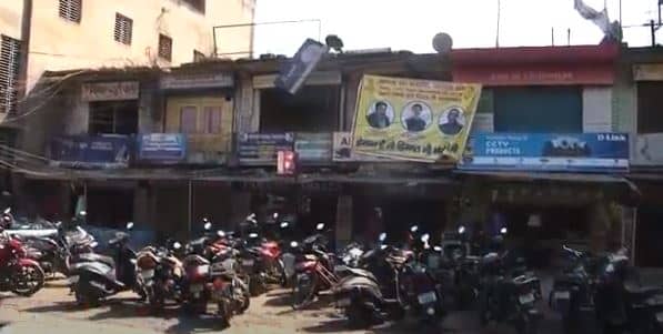 शर्तों के साथ हाउसिंग बोर्ड ने जनता मार्केट के दुकानदार को दी राहत, श्रेय लेने की मची होड़