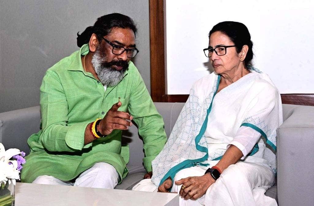 उत्साहित भाजपा अब बंगाल पर चढ़ाई की तैयारी में तो ममता दीदी क्यों मिला सकती है हेमंत सोरेन से हाथ,पढ़िए