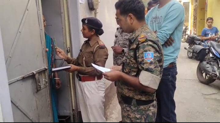 धनबाद: 52 लाख की ठगी के आरोपी के खिलाफ इश्तिहार चस्पा, कुर्की-जब्ती की कार्रवाई शुरू