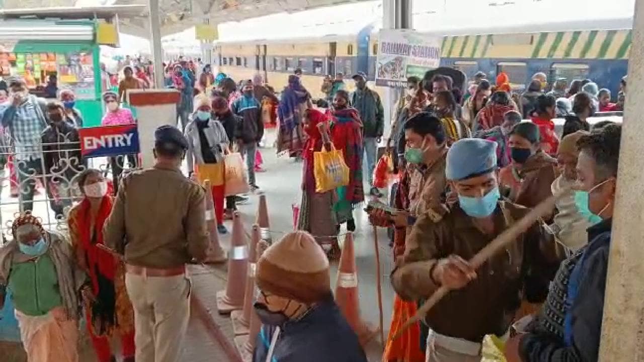 कोरोना जांच नहीं कराने को लेकर रेल यात्रियों का स्टेशन परिसर में हंगामा