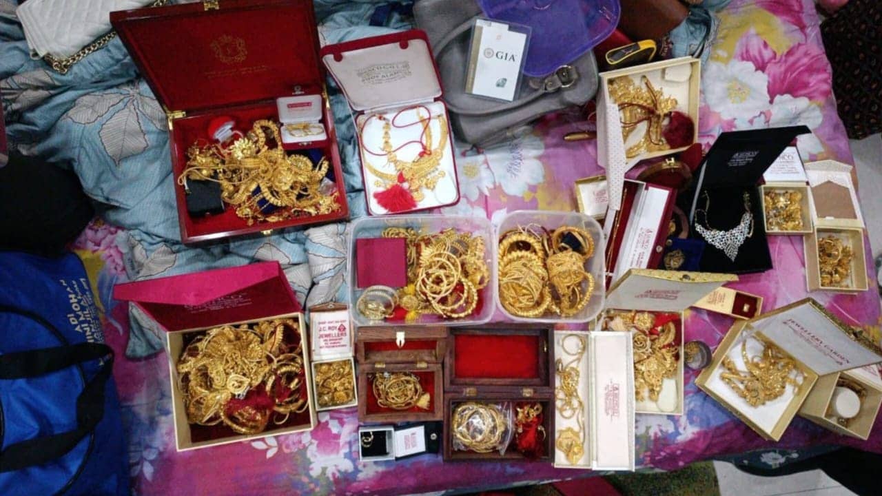 BIG BREAKING: कोयला तस्करी पर ईडी की सबसे बड़ी कार्रवाई, झारखंड व बंगाल में 40 से अधिक ठिकानों पर छापेमारी, नकदी–जेवर जब्त