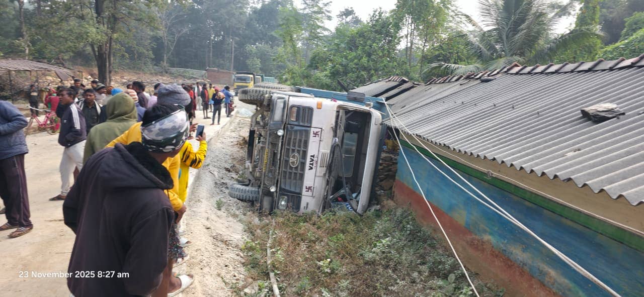 सरायकेला में गिट्टी लदे हाईवा पलटने से पिता -पुत्री की दर्दनाक मौत, ग्रामीणों में आक्रोश